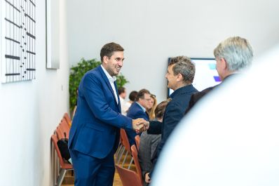 Am 19. September 2025 nahm Staatssekret&auml;r Alexander Pr&ouml;ll (l.) an der DKO Advisory Board Sitzung im Bundeskanzleramt teil.