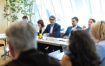 Am 19. September 2025 nahm Staatssekret&auml;r Alexander Pr&ouml;ll (4.v.r.) an der DKO Advisory Board Sitzung im Bundeskanzleramt teil.