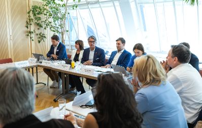 Am 19. September 2025 nahm Staatssekret&auml;r Alexander Pr&ouml;ll (5.v.r.) an der DKO Advisory Board Sitzung im Bundeskanzleramt teil.