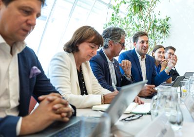 Am 19. September 2025 nahm Staatssekret&auml;r Alexander Pr&ouml;ll (4.v.l.) an der DKO Advisory Board Sitzung im Bundeskanzleramt teil.