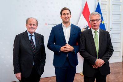 Am 26. September 2025 empfing Staatssekret&auml;r Alexander Pr&ouml;ll (m.) Mitglieder des Mauthausen Komitee &Ouml;sterreich im Bundeskanzleramt. Im Bild mit Wolfgang Johannes Bandion (l.) von der &Ouml;sterreichische Lagergemeinschaft Mauthausen und Josef Pumberger (r.), Stellvertretender Vorsitzender.