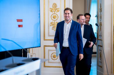 Am 26. September 2025 gab Staatssekret&auml;r Alexander Pr&ouml;ll (m.) gemeinsam mit Staatssekret&auml;r Josef Schellhorn (m.r.) eine Pressekonferenz zum Thema Reformpartnerschaft &bdquo;Verwaltungs- und Verfassungsbereinigung&ldquo;.