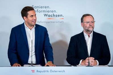 Am 26. September 2025 gab Staatssekret&auml;r Alexander Pr&ouml;ll (l.) gemeinsam mit Staatssekret&auml;r Josef Schellhorn (r.) eine Pressekonferenz zum Thema Reformpartnerschaft &bdquo;Verwaltungs- und Verfassungsbereinigung&ldquo;.