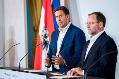 Am 26. September 2025 gab Staatssekret&auml;r Alexander Pr&ouml;ll (l.) gemeinsam mit Staatssekret&auml;r Josef Schellhorn (r.) eine Pressekonferenz zum Thema Reformpartnerschaft &bdquo;Verwaltungs- und Verfassungsbereinigung&ldquo;.