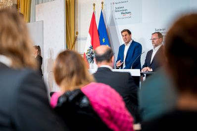 Am 26. September 2025 gab Staatssekret&auml;r Alexander Pr&ouml;ll (l.) gemeinsam mit Staatssekret&auml;r Josef Schellhorn (r.) eine Pressekonferenz zum Thema Reformpartnerschaft &bdquo;Verwaltungs- und Verfassungsbereinigung&ldquo;.