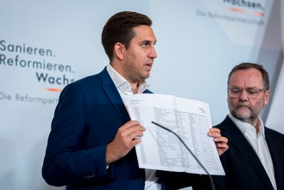Am 26. September 2025 gab Staatssekret&auml;r Alexander Pr&ouml;ll (l.) gemeinsam mit Staatssekret&auml;r Josef Schellhorn (r.) eine Pressekonferenz zum Thema Reformpartnerschaft &bdquo;Verwaltungs- und Verfassungsbereinigung&ldquo;.
