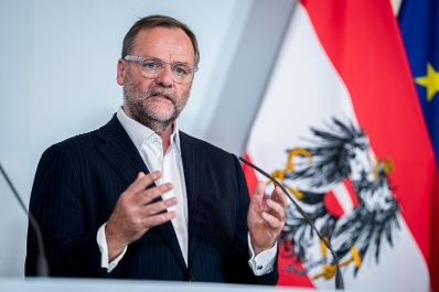 Am 26. September 2025 gab Staatssekret&auml;r Alexander Pr&ouml;ll gemeinsam mit Staatssekret&auml;r Josef Schellhorn (im Bild) eine Pressekonferenz zum Thema Reformpartnerschaft &bdquo;Verwaltungs- und Verfassungsbereinigung&ldquo;.