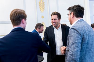 Am 29. September 2025 nahm Staatssekret&auml;r Alexander Pr&ouml;ll (m.r.) am LinkedIn-Afterwork im Bundeskanzleramt teil.