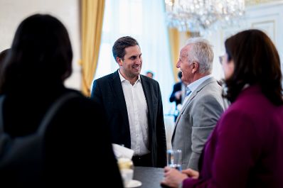 Am 29. September 2025 nahm Staatssekret&auml;r Alexander Pr&ouml;ll (m.l.) am LinkedIn-Afterwork im Bundeskanzleramt teil.