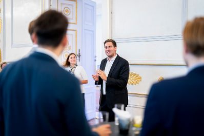 Am 29. September 2025 nahm Staatssekret&auml;r Alexander Pr&ouml;ll (m.) am LinkedIn-Afterwork im Bundeskanzleramt teil.