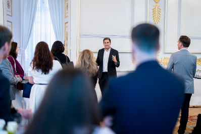 Am 29. September 2025 nahm Staatssekret&auml;r Alexander Pr&ouml;ll (m.) am LinkedIn-Afterwork im Bundeskanzleramt teil.