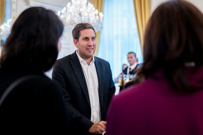 Am 29. September 2025 nahm Staatssekret&auml;r Alexander Pr&ouml;ll (m.) am LinkedIn-Afterwork im Bundeskanzleramt teil.