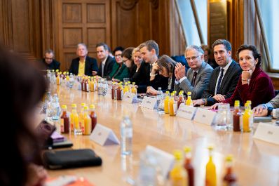 Am 30. September 2025 nahm Staatssekret&auml;r Alexander Pr&ouml;ll (2.v.r.) gemeinsam mit Bundesminister Markus Marterbauer (3.v.r.) an den Gehaltsverhandlungsgespr&auml;chen teil.