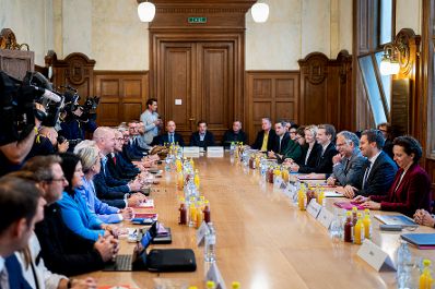 Am 30. September 2025 nahm Staatssekret&auml;r Alexander Pr&ouml;ll (2.v.r.) gemeinsam mit Bundesminister Markus Marterbauer (3.v.r.) an den Gehaltsverhandlungsgespr&auml;chen teil.