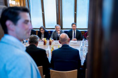 Am 30. September 2025 nahm Staatssekret&auml;r Alexander Pr&ouml;ll (r.) gemeinsam mit Bundesminister Markus Marterbauer (3.v.r.) an den Gehaltsverhandlungsgespr&auml;chen teil.
