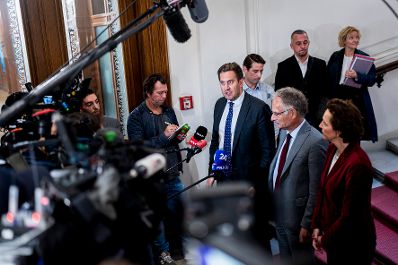 Am 30. September 2025 nahm Staatssekret&auml;r Alexander Pr&ouml;ll (3.v.l.) gemeinsam mit Bundesminister Markus Marterbauer (5.v.l.) an den Gehaltsverhandlungsgespr&auml;chen teil.