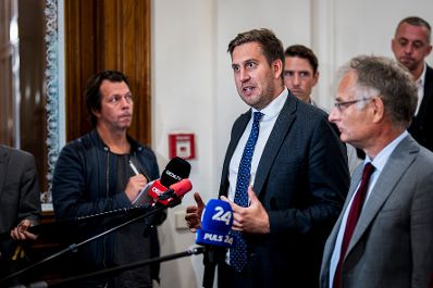 Am 30. September 2025 nahm Staatssekret&auml;r Alexander Pr&ouml;ll (2.v.l.) gemeinsam mit Bundesminister Markus Marterbauer (2.v.r.) an den Gehaltsverhandlungsgespr&auml;chen teil.