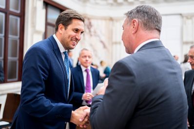 Am 1. Oktober 2025 nahm Staatssekret&auml;r Alexander Pr&ouml;ll (l.) an der Veranstaltung zum Verfassungstag teil. Im Bild mit Vizekanzler Andreas Babler (r.).