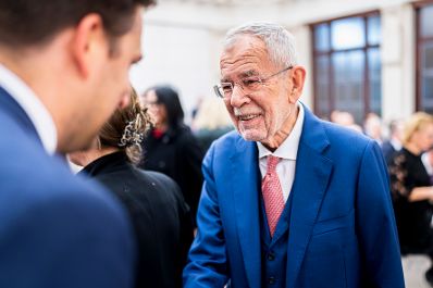 Am 1. Oktober 2025 nahm Staatssekret&auml;r Alexander Pr&ouml;ll (l.) an der Veranstaltung zum Verfassungstag teil. Im Bild mit Bundespr&auml;sident Alexander Van der Bellen (r.).