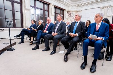 Am 1. Oktober 2025 nahm Staatssekret&auml;r Alexander Pr&ouml;ll (l.) an der Veranstaltung zum Verfassungstag teil. Im Bild mit Vizekanzler Andreas Babler (.), Vizekanzler Andreas Babler (5.v.r.), Bundesminister Gerard Karner (3.v.l.) und Bundesministerin Anna Sporrer (2.v.l.).