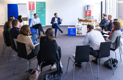 Am 2. Oktober 2025 besuchte Staatssekret&auml;r Alexander Pr&ouml;ll (m.) das Unternehmen &bdquo;Teach For Austria&ldquo;.