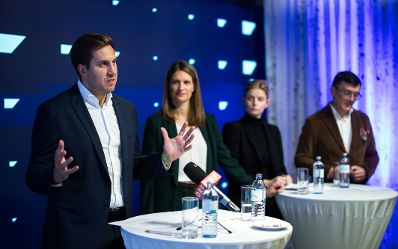 Am 7. Oktober 2025 nahm Staatssekret&auml;r Alexander Pr&ouml;ll (l.) an einer Pressekonferenz zum Thema &bdquo;Ausbau der digitalen Kompetenzen&ldquo; bei SAP &Ouml;sterreich teil.