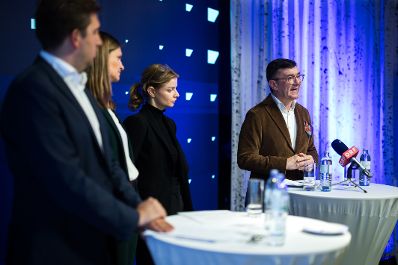 Am 7. Oktober 2025 nahm Staatssekret&auml;r Alexander Pr&ouml;ll (l.) an einer Pressekonferenz zum Thema &bdquo;Ausbau der digitalen Kompetenzen&ldquo; bei SAP &Ouml;sterreich teil.