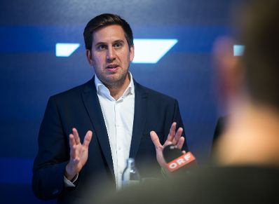 Am 7. Oktober 2025 nahm Staatssekret&auml;r Alexander Pr&ouml;ll (im Bild) an einer Pressekonferenz zum Thema &bdquo;Ausbau der digitalen Kompetenzen&ldquo; bei SAP &Ouml;sterreich teil.