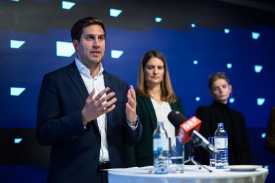 Am 7. Oktober 2025 nahm Staatssekret&auml;r Alexander Pr&ouml;ll (l.) an einer Pressekonferenz zum Thema &bdquo;Ausbau der digitalen Kompetenzen&ldquo; bei SAP &Ouml;sterreich teil.