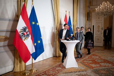 Am 7. Oktober 2025 nahm Staatssekret&auml;r Alexander Pr&ouml;ll (l.) gemeinsam mit Bundesminister Markus Marterbauer (2.v.l.) und Vertretern der Gewerkschaft am Doorstep nach den Gehaltsverhandlungsgespr&auml;chen teil.