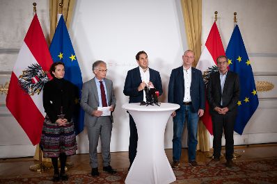 Am 7. Oktober 2025 nahm Staatssekret&auml;r Alexander Pr&ouml;ll (m.) gemeinsam mit Bundesminister Markus Marterbauer (m.l.) und Vertretern der Gewerkschaft am Doorstep nach den Gehaltsverhandlungsgespr&auml;chen teil.