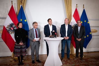 Am 7. Oktober 2025 nahm Staatssekret&auml;r Alexander Pr&ouml;ll (m.) gemeinsam mit Bundesminister Markus Marterbauer (m.l.) und Vertretern der Gewerkschaft am Doorstep nach den Gehaltsverhandlungsgespr&auml;chen teil.