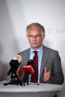 Am 7. Oktober 2025 nahm Staatssekret&auml;r Alexander Pr&ouml;ll gemeinsam mit Bundesminister Markus Marterbauer (im Bild) und Vertretern der Gewerkschaft am Doorstep nach den Gehaltsverhandlungsgespr&auml;chen teil.