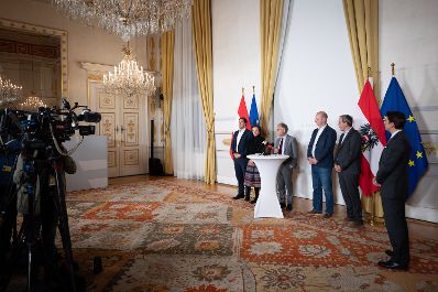 Am 7. Oktober 2025 nahm Staatssekret&auml;r Alexander Pr&ouml;ll (6.v.r.) gemeinsam mit Bundesminister Markus Marterbauer (4.v.r.) und Vertretern der Gewerkschaft am Doorstep nach den Gehaltsverhandlungsgespr&auml;chen teil.