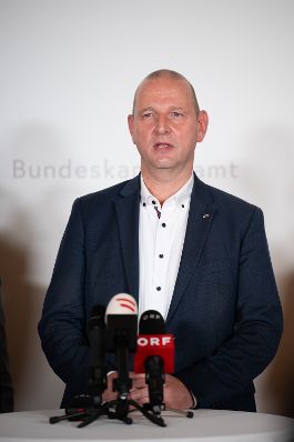 Am 7. Oktober 2025 nahm Staatssekret&auml;r Alexander Pr&ouml;ll gemeinsam mit Bundesminister Markus Marterbauer und Vertretern der Gewerkschaft am Doorstep nach den Gehaltsverhandlungsgespr&auml;chen teil.