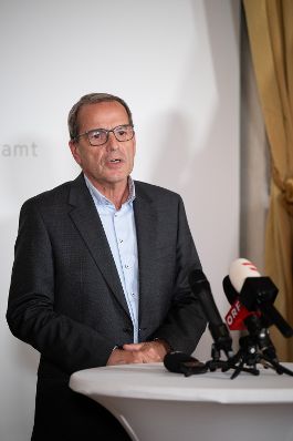 Am 7. Oktober 2025 nahm Staatssekret&auml;r Alexander Pr&ouml;ll gemeinsam mit Bundesminister Markus Marterbauer und Vertretern der Gewerkschaft am Doorstep nach den Gehaltsverhandlungsgespr&auml;chen teil.