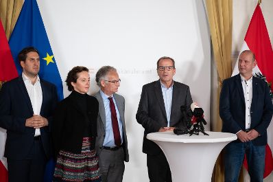 Am 7. Oktober 2025 nahm Staatssekret&auml;r Alexander Pr&ouml;ll (l.) gemeinsam mit Bundesminister Markus Marterbauer (3.v.l.) und Vertretern der Gewerkschaft am Doorstep nach den Gehaltsverhandlungsgespr&auml;chen teil.