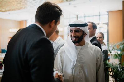 Am 9. Oktober 2025 reiste Staatssekret&auml;r Alexander Pr&ouml;ll (l.) zu einem mehrt&auml;gigen Arbeitsbesuch nach Abu Dhabi. Im Bild bei einem Wirtschafts-Roundtable von ReFocus Austria.