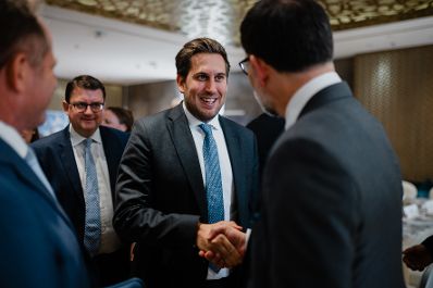 Am 9. Oktober 2025 reiste Staatssekret&auml;r Alexander Pr&ouml;ll (m.) zu einem mehrt&auml;gigen Arbeitsbesuch nach Abu Dhabi. Im Bild bei einem Wirtschafts-Roundtable von ReFocus Austria.