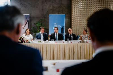 Am 9. Oktober 2025 reiste Staatssekret&auml;r Alexander Pr&ouml;ll (m.) zu einem mehrt&auml;gigen Arbeitsbesuch nach Abu Dhabi. Im Bild bei einem Wirtschafts-Roundtable von ReFocus Austria.