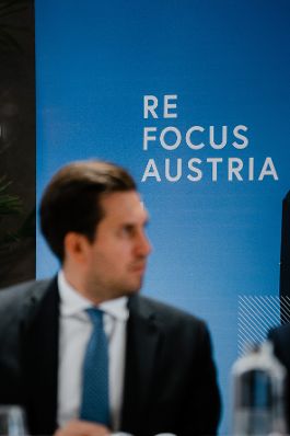 Am 9. Oktober 2025 reiste Staatssekret&auml;r Alexander Pr&ouml;ll (m.) zu einem mehrt&auml;gigen Arbeitsbesuch nach Abu Dhabi. Im Bild bei einem Wirtschafts-Roundtable von ReFocus Austria.
