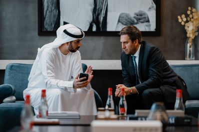 Am 9. Oktober 2025 reiste Staatssekret&auml;r Alexander Pr&ouml;ll (r.) zu einem mehrt&auml;gigen Arbeitsbesuch nach Abu Dhabi. Im Bild bei einem Arbeitsgespr&auml;ch mit Staatsminister Omar Al Olama (l.).