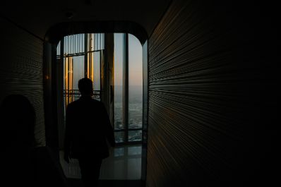 Am 9. Oktober 2025 reiste Staatssekret&auml;r Alexander Pr&ouml;ll (im Bild) zu einem mehrt&auml;gigen Arbeitsbesuch nach Abu Dhabi. Im Bild beim Besuch des Burj Khalifa in Dubai.