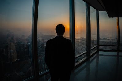 Am 9. Oktober 2025 reiste Staatssekret&auml;r Alexander Pr&ouml;ll (im Bild) zu einem mehrt&auml;gigen Arbeitsbesuch nach Abu Dhabi. Im Bild beim Besuch des Burj Khalifa in Dubai.