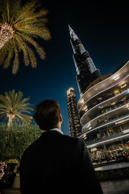 Am 9. Oktober 2025 reiste Staatssekret&auml;r Alexander Pr&ouml;ll (im Bild) zu einem mehrt&auml;gigen Arbeitsbesuch nach Abu Dhabi. Im Bild beim Besuch des Burj Khalifa in Dubai.