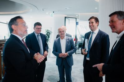 Am 9. Oktober 2025 reiste Staatssekret&auml;r Alexander Pr&ouml;ll (2.v.r.) zu einem mehrt&auml;gigen Arbeitsbesuch nach Abu Dhabi. Im Bild bei einem Besuch der Mohamed Bin Zayed University of Artificial Intelligence.