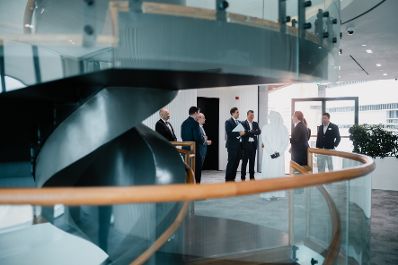 Am 9. Oktober 2025 reiste Staatssekret&auml;r Alexander Pr&ouml;ll (m.) zu einem mehrt&auml;gigen Arbeitsbesuch nach Abu Dhabi. Im Bild bei einem Besuch der Mohamed Bin Zayed University of Artificial Intelligence.