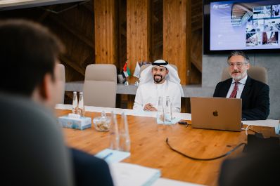 Am 9. Oktober 2025 reiste Staatssekret&auml;r Alexander Pr&ouml;ll (l.) zu einem mehrt&auml;gigen Arbeitsbesuch nach Abu Dhabi. Im Bild bei einem Besuch der Mohamed Bin Zayed University of Artificial Intelligence und bei einem Arbeitsgespr&auml;ch mit Sami Haddadin (r.).