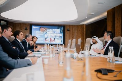 Am 9. Oktober 2025 reiste Staatssekret&auml;r Alexander Pr&ouml;ll (2.v.l.) zu einem mehrt&auml;gigen Arbeitsbesuch nach Abu Dhabi. Im Bild bei einem Besuch der Mohamed Bin Zayed University of Artificial Intelligence und bei einem Arbeitsgespr&auml;ch mit Sami Haddadin (r.).