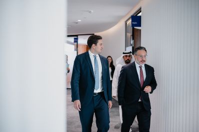 Am 9. Oktober 2025 reiste Staatssekret&auml;r Alexander Pr&ouml;ll (l.) zu einem mehrt&auml;gigen Arbeitsbesuch nach Abu Dhabi. Im Bild mit Sami Haddadin (r.) bei einem Besuch der Mohamed Bin Zayed University of Artificial Intelligence.